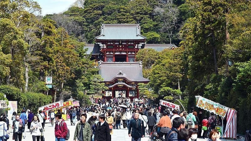 Tsurugaoka Hachimangu Shrine entrance with tourists – Kamakura Japan day tour